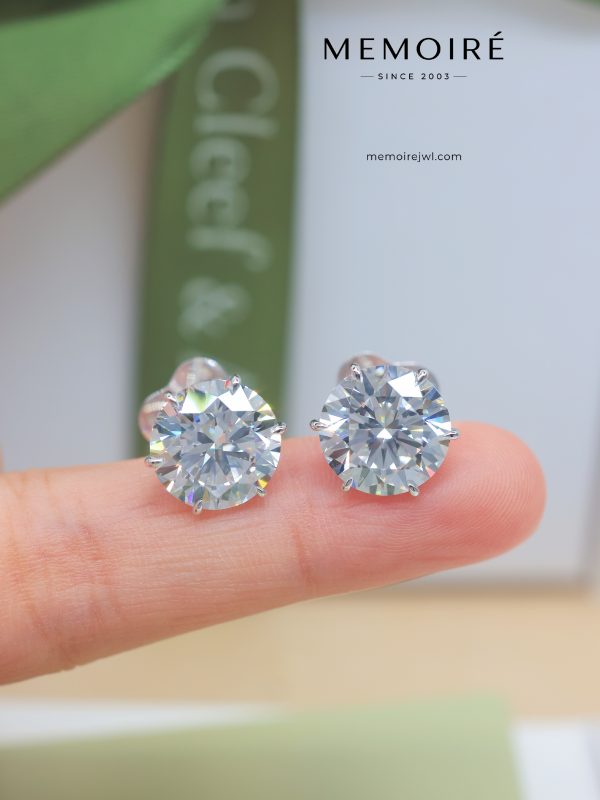 MÉMOIRÉ 18K White Gold Six-Prong Round Solitaire Screw Back Diamond Stud Earrings