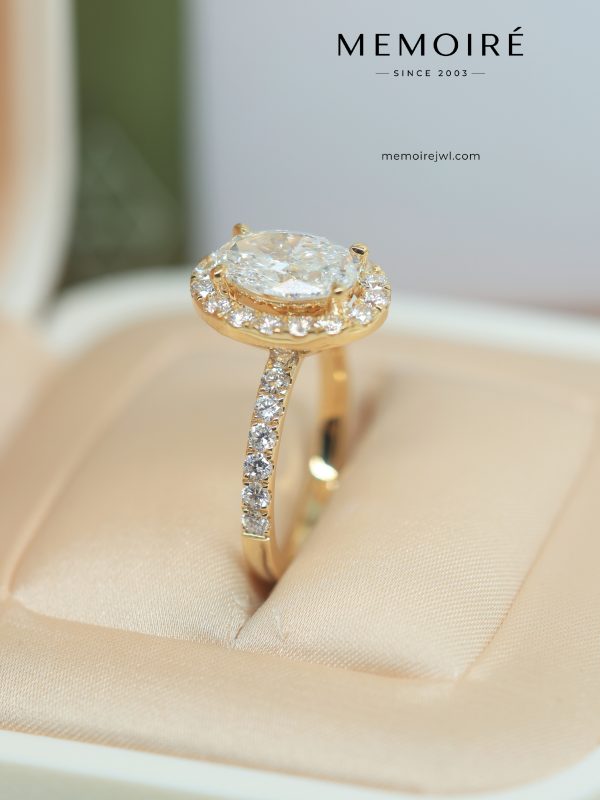 MÉMOIRÉ 18K Gold Oval Halo Half Pave Split Shank Diamond Ring