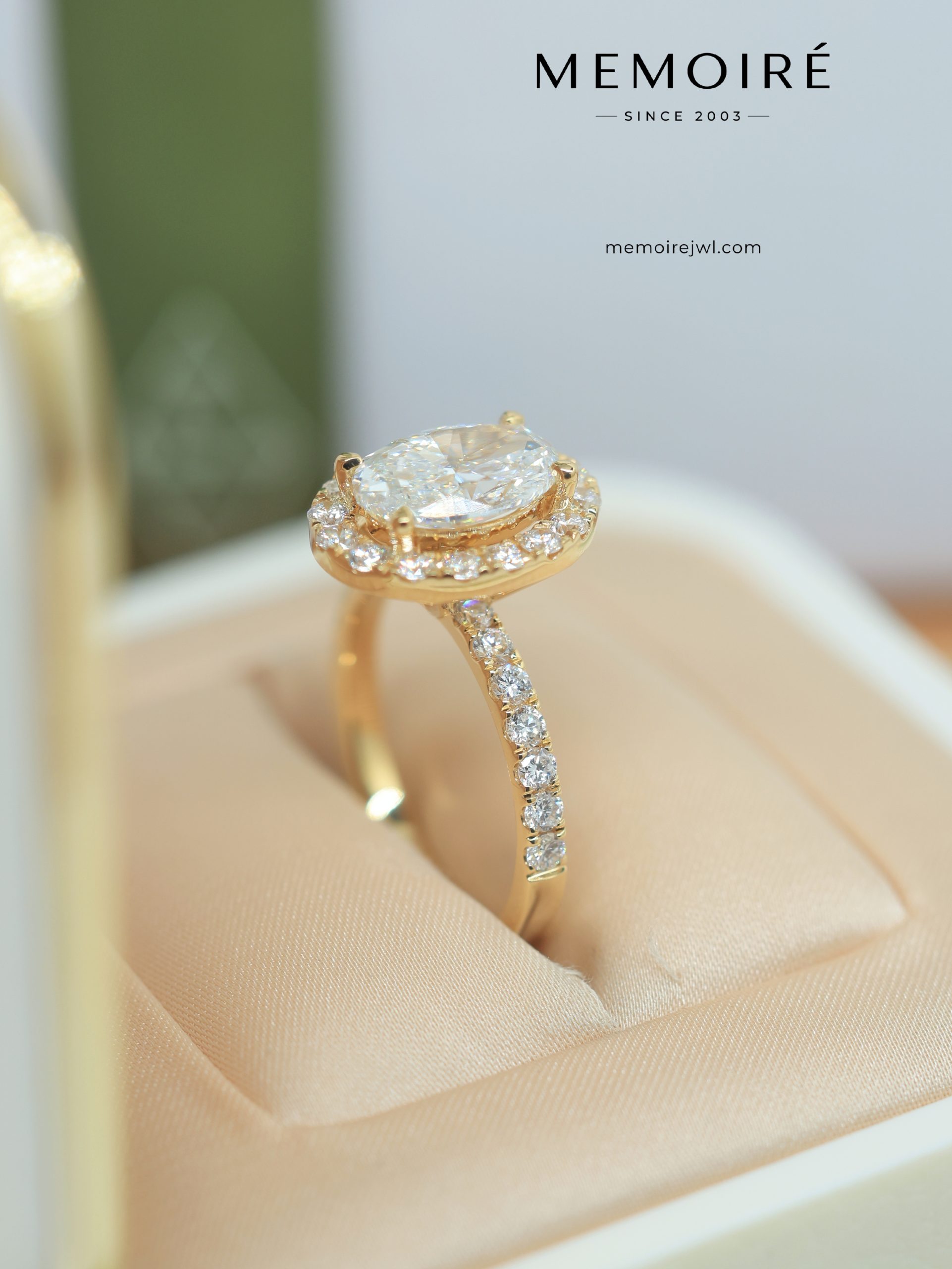 MÉMOIRÉ 18K Gold Oval Halo Half Pave Split Shank Diamond Ring - Image 3