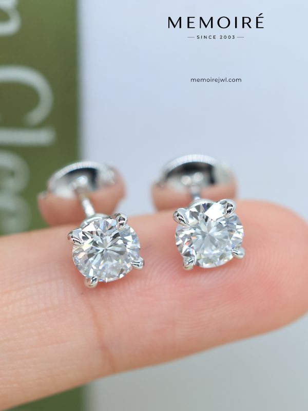 MÉMOIRÉ 18K White Gold Classic Four-Prong Solitaire Diamond Stud Earrings