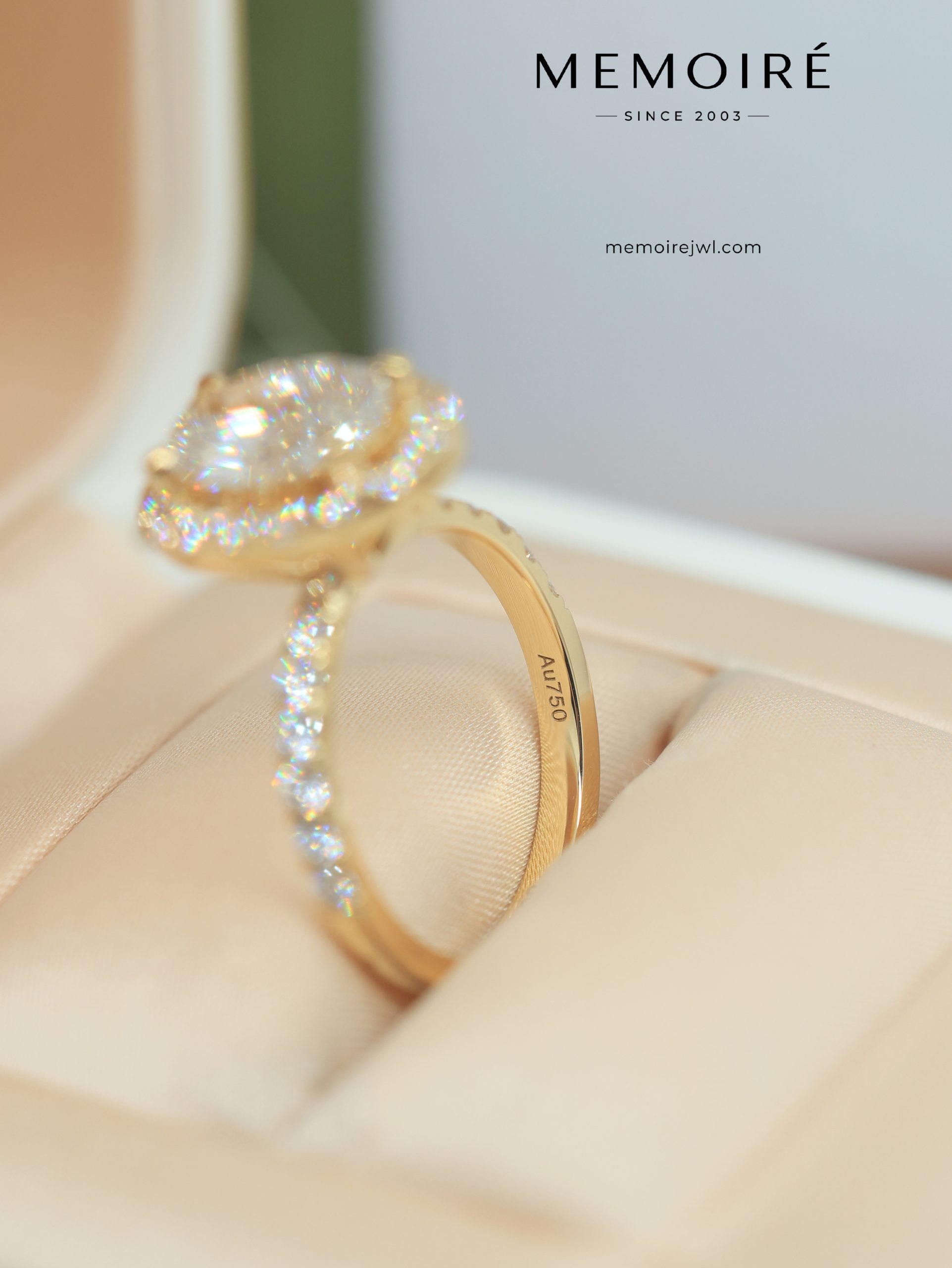MÉMOIRÉ 18K Gold Oval Halo Half Pave Split Shank Diamond Ring - Image 4