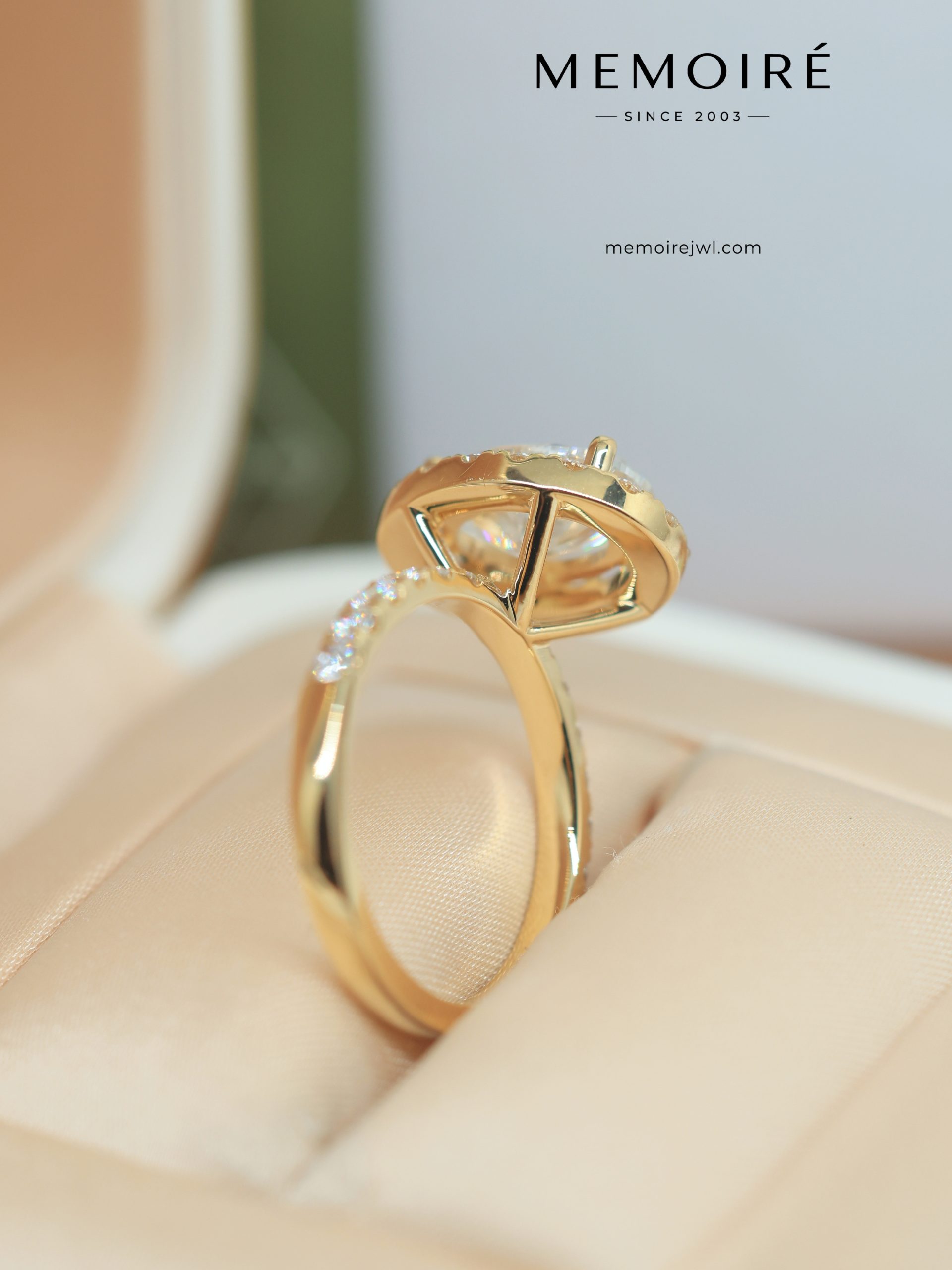MÉMOIRÉ 18K Gold Oval Halo Half Pave Split Shank Diamond Ring - Image 5