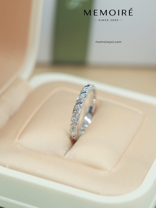 MEMOIRÉ Platinum Diamond-Set Band Ring