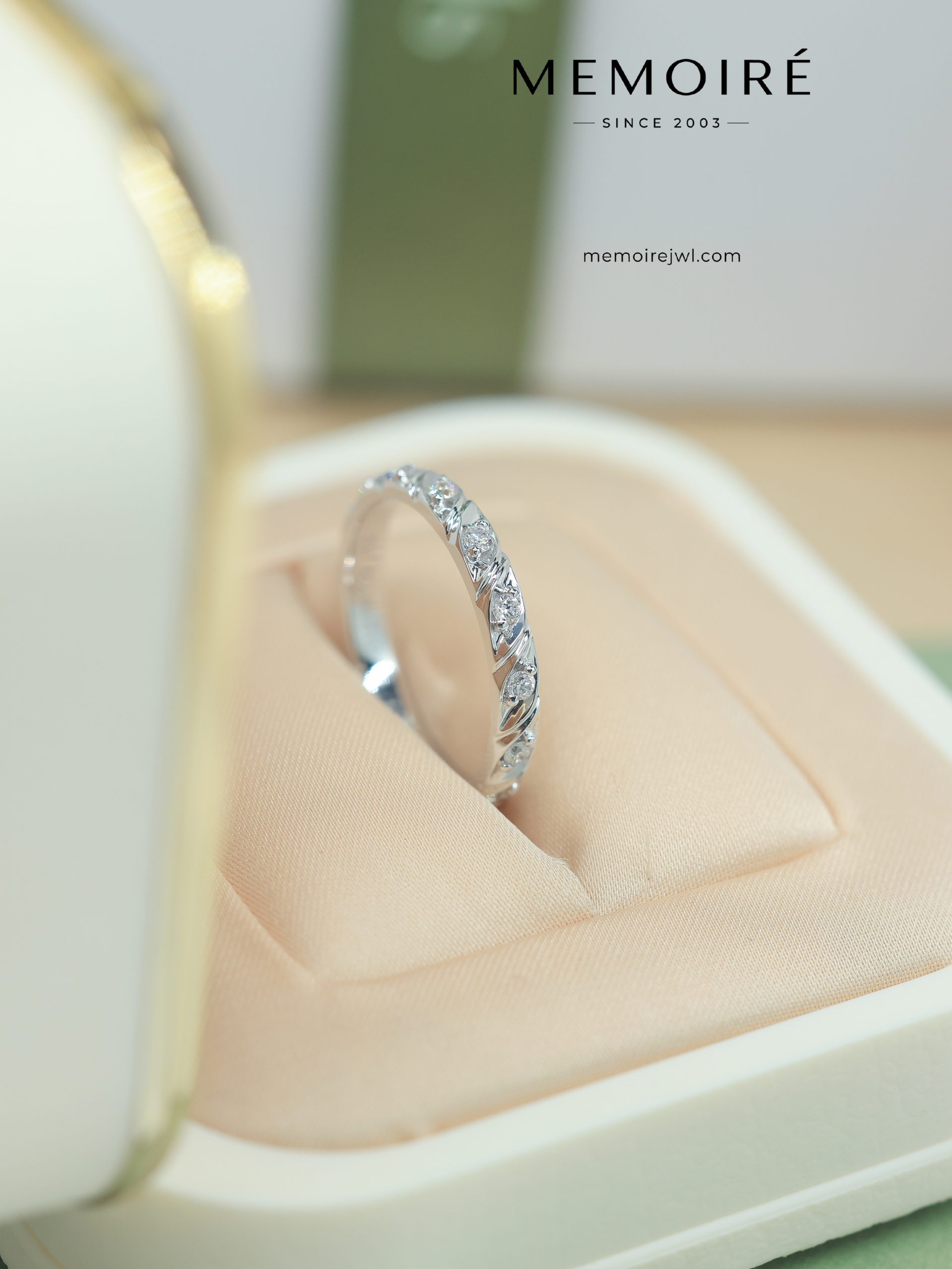 MEMOIRÉ Platinum Diamond-Set Band Ring - Image 3
