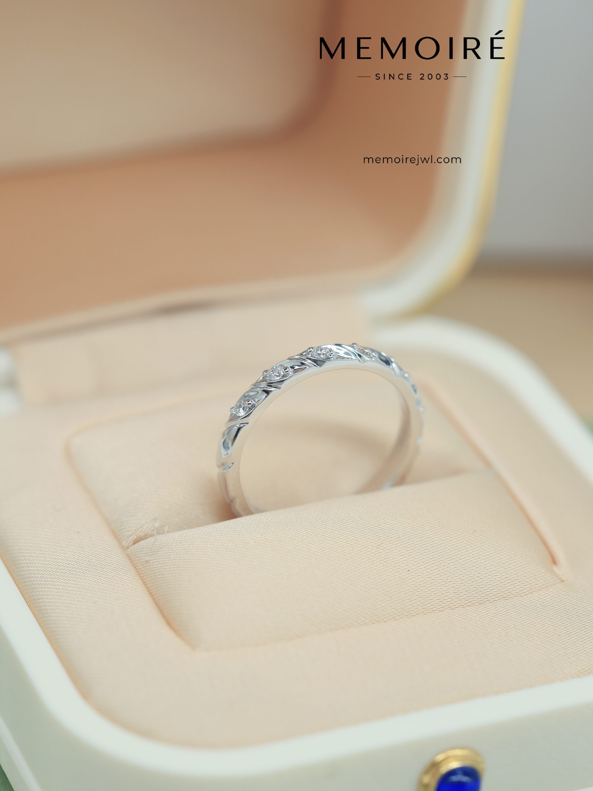 MEMOIRÉ Platinum Diamond-Set Band Ring - Image 4