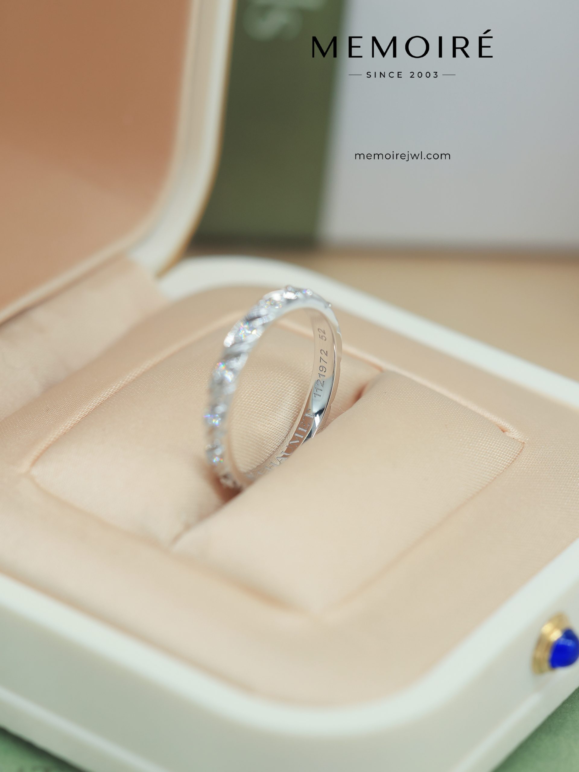 MEMOIRÉ Platinum Diamond-Set Band Ring - Image 5
