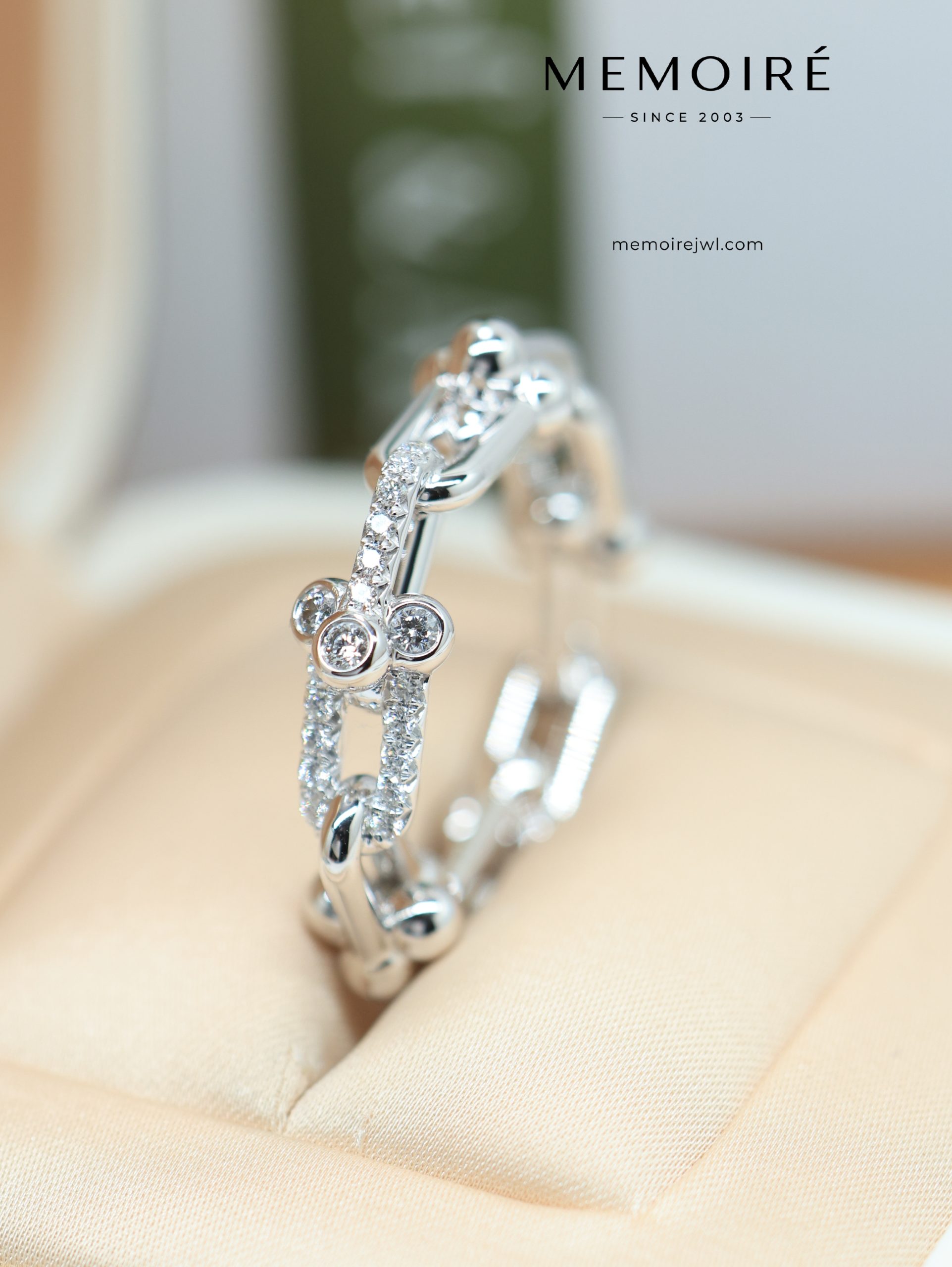 MEMOIRÉ Platinum Narrow Diamond-Set U-Link Ring - Image 2