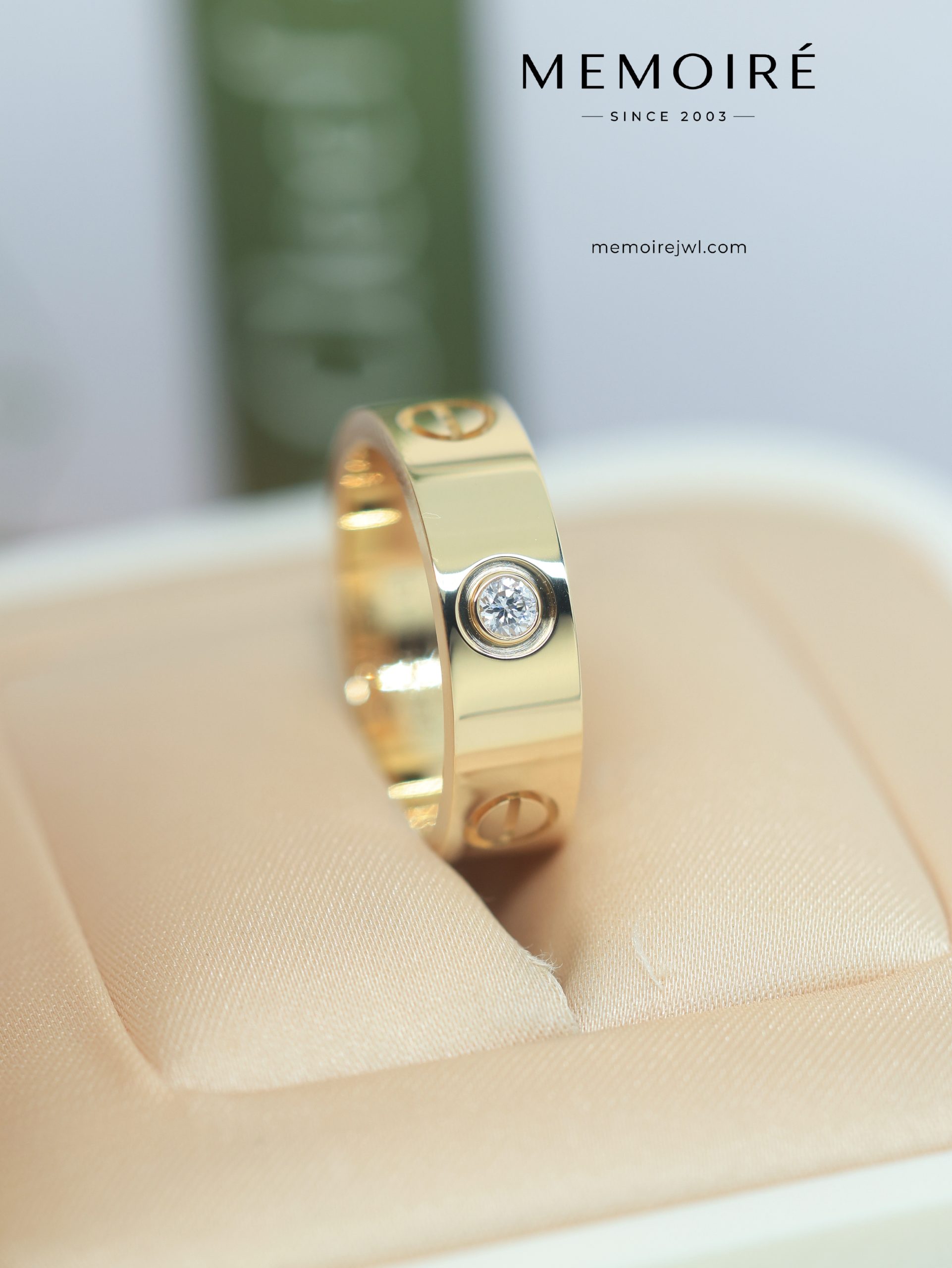 MÉMOIRÉ 18K Gold One Stone Screw Plain Ring - Image 3