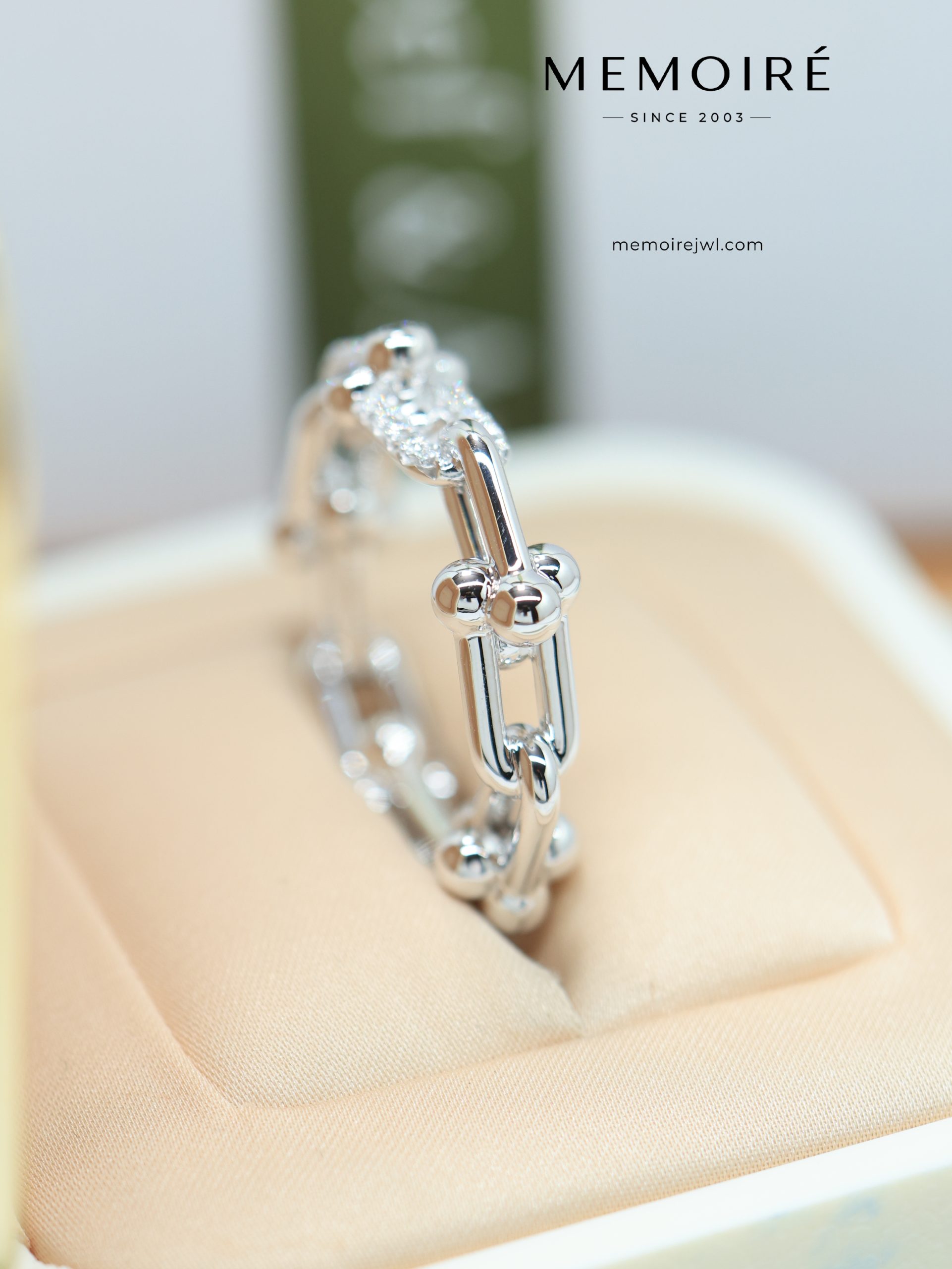 MEMOIRÉ Platinum Narrow Diamond-Set U-Link Ring - Image 3