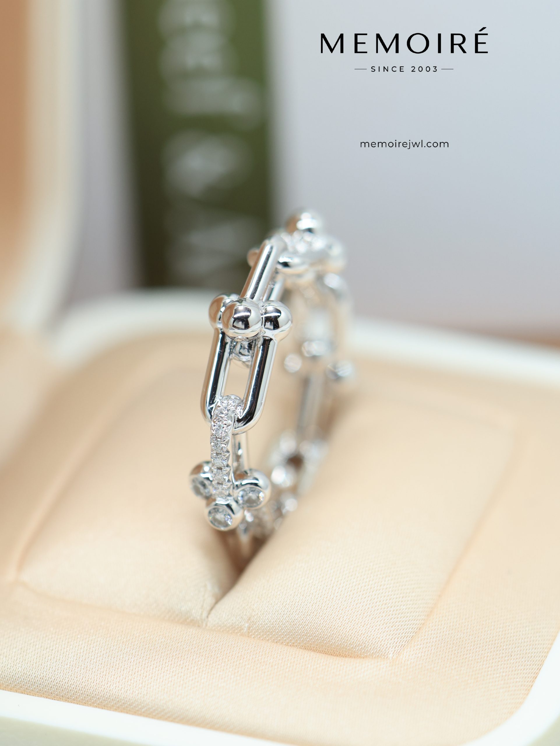 MEMOIRÉ Platinum Narrow Diamond-Set U-Link Ring - Image 5