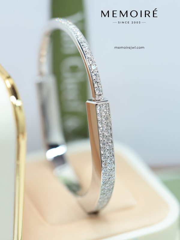 MEMOIRÉ White Gold Wide Full-Pave Lock U-Shaped Bangle