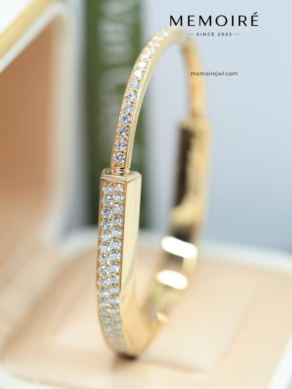 MEMOIRÉ Yellow Gold Wide Full-Pave Lock U-Shaped Bangle