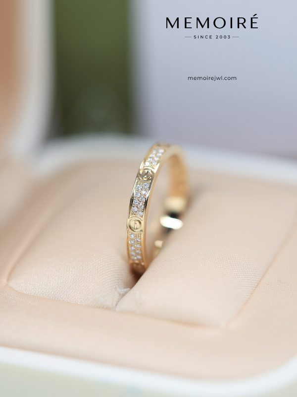 MÉMOIRÉ 18K Yellow Gold Three-Screw Half Pave Diamond Wedding Band Ring