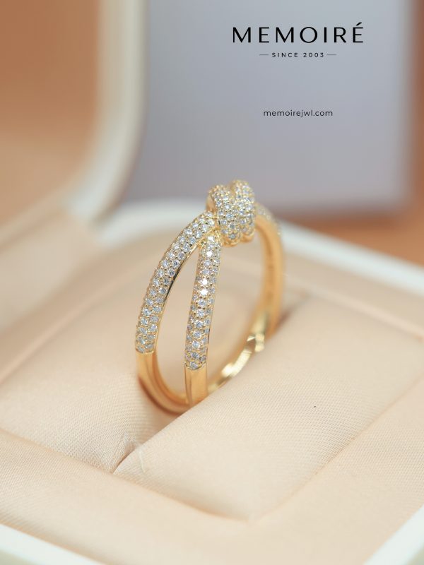 MEMOIRÉ Yellow Gold Full-Pave Knot Ring