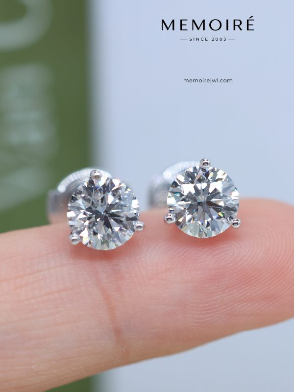 MÉMOIRÉ 18K White Gold Classic Three-Prong Solitaire Diamond Stud Earrings
