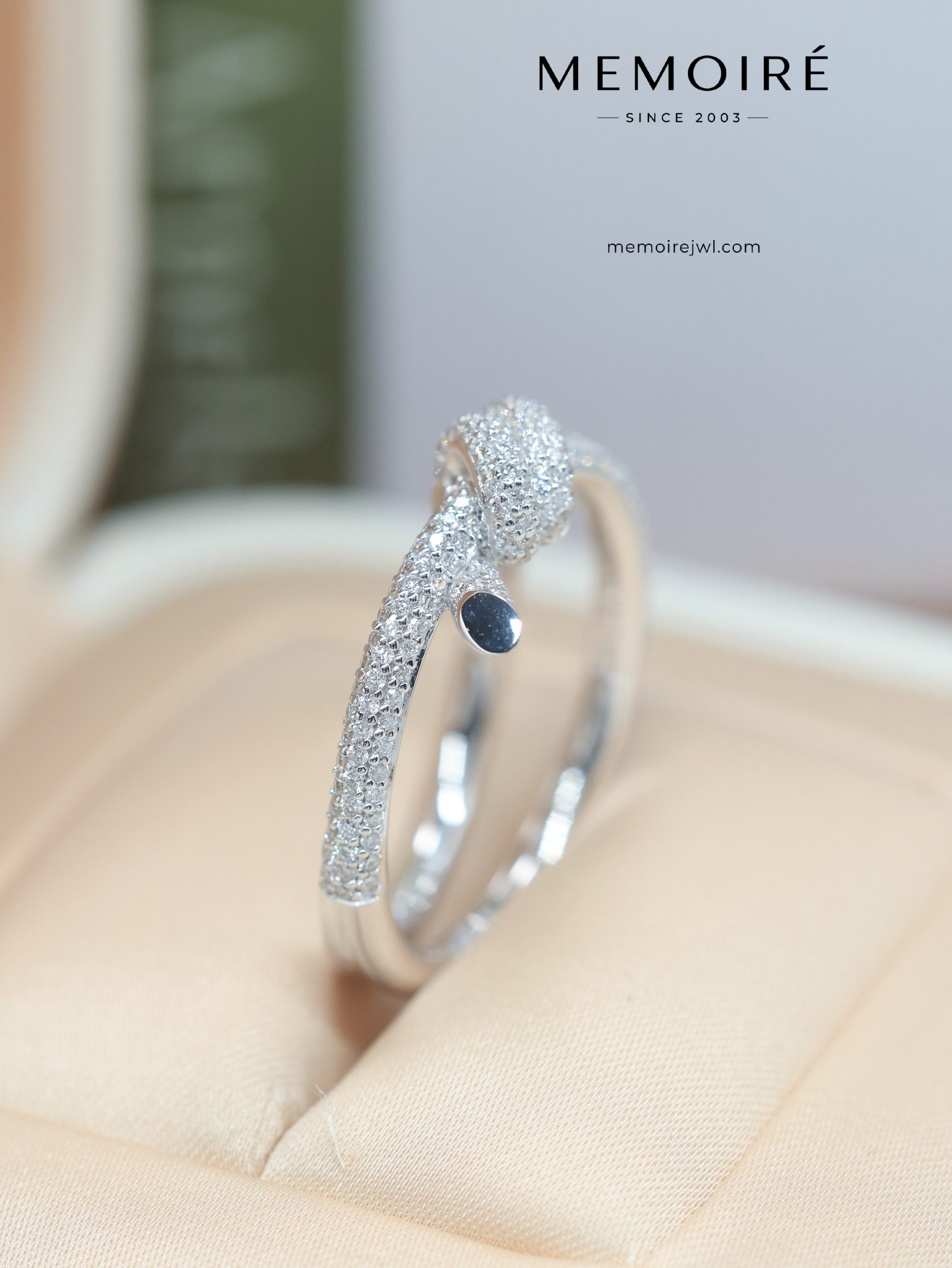 MEMOIRÉ Platinum Double-Band Full-Pave Diamond Knot Ring