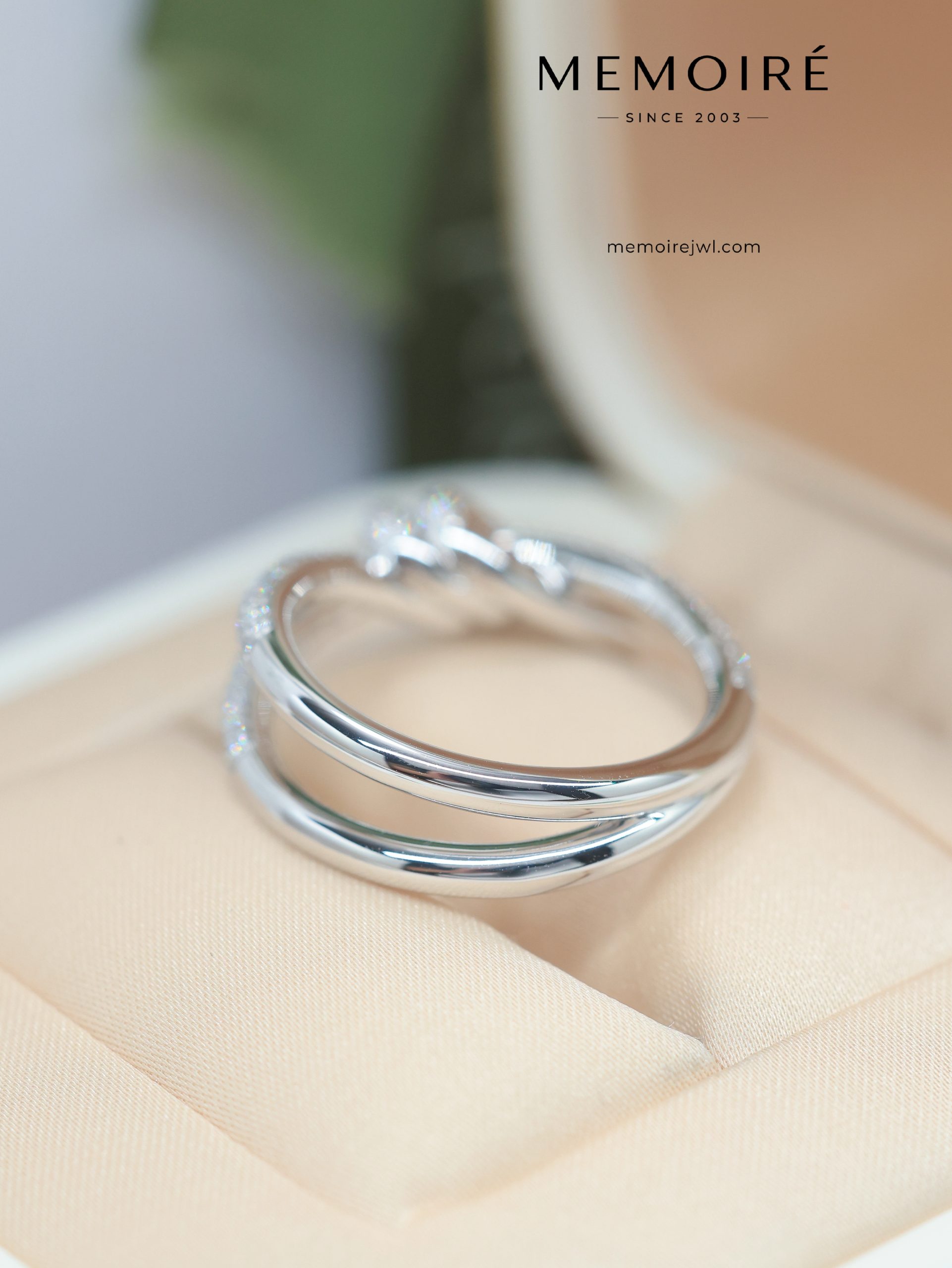 MEMOIRÉ Platinum Double-Band Full-Pave Diamond Knot Ring - Image 4