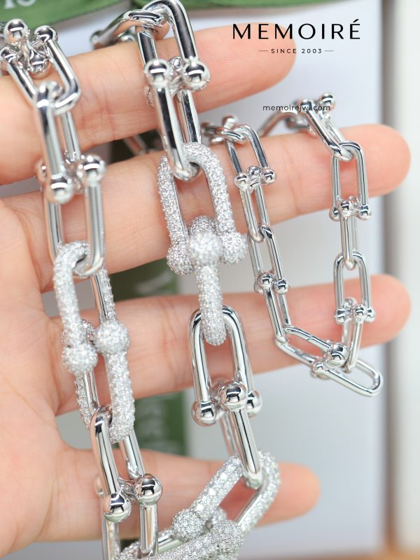 MEMOIRÉ Platinum Large Alternating Diamond U-Shaped Horseshoe Necklace