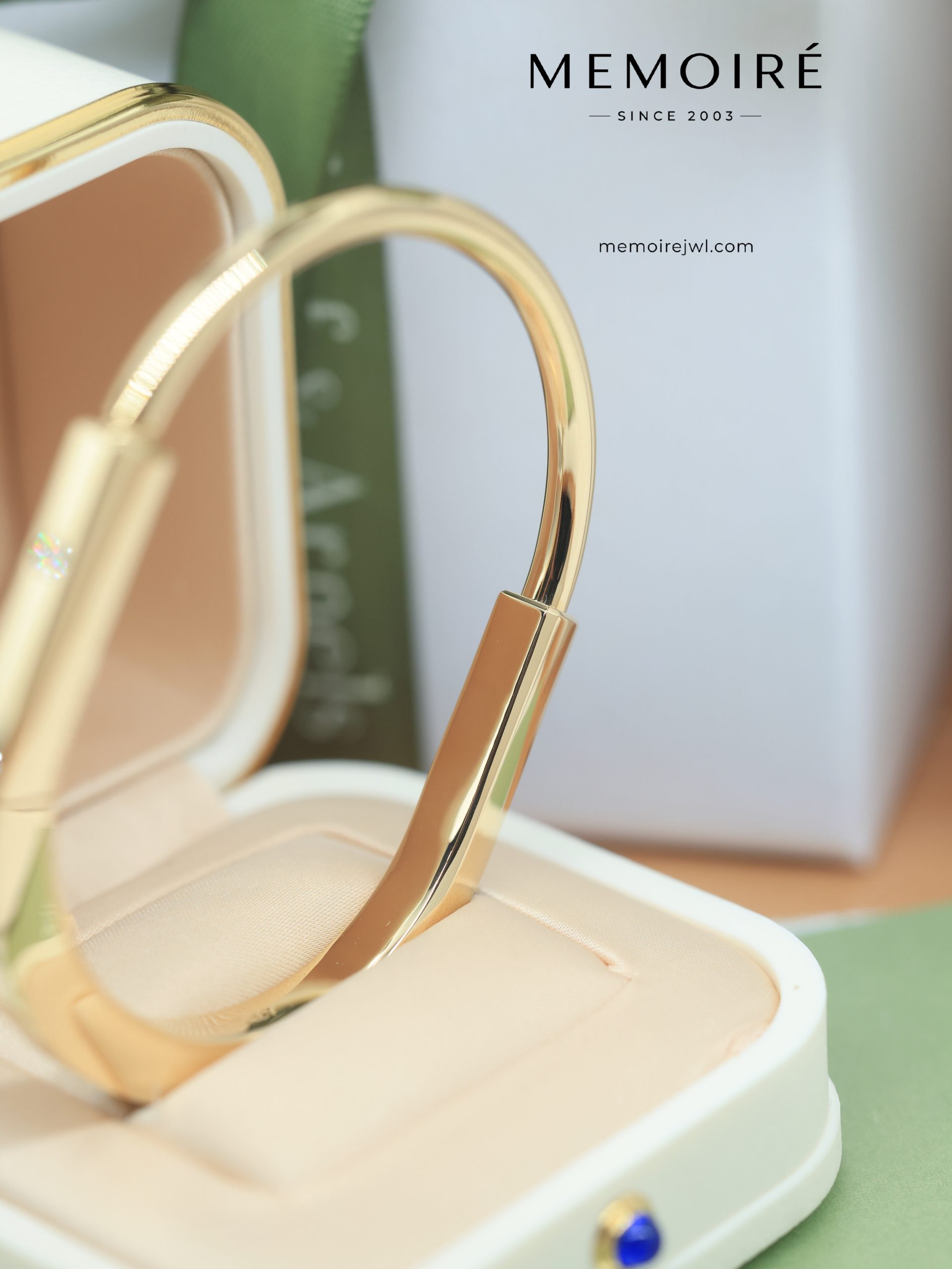 MEMOIRÉ Yellow Gold Wide 8-Diamond Lock U-Shaped Bangle - Image 3