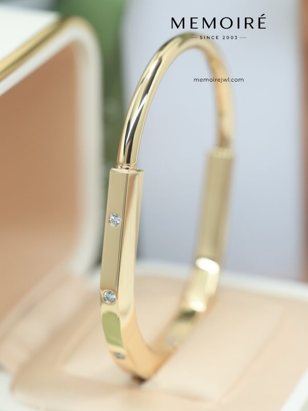 MEMOIRÉ Yellow Gold Wide 8-Diamond Lock U-Shaped Bangle