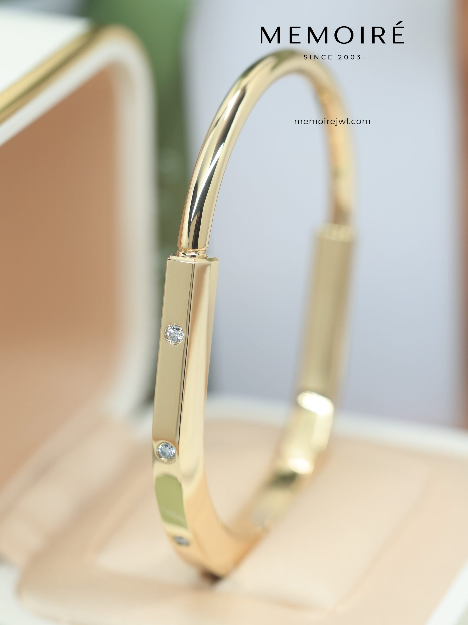 MEMOIRÉ Yellow Gold Wide 8-Diamond Lock U-Shaped Bangle