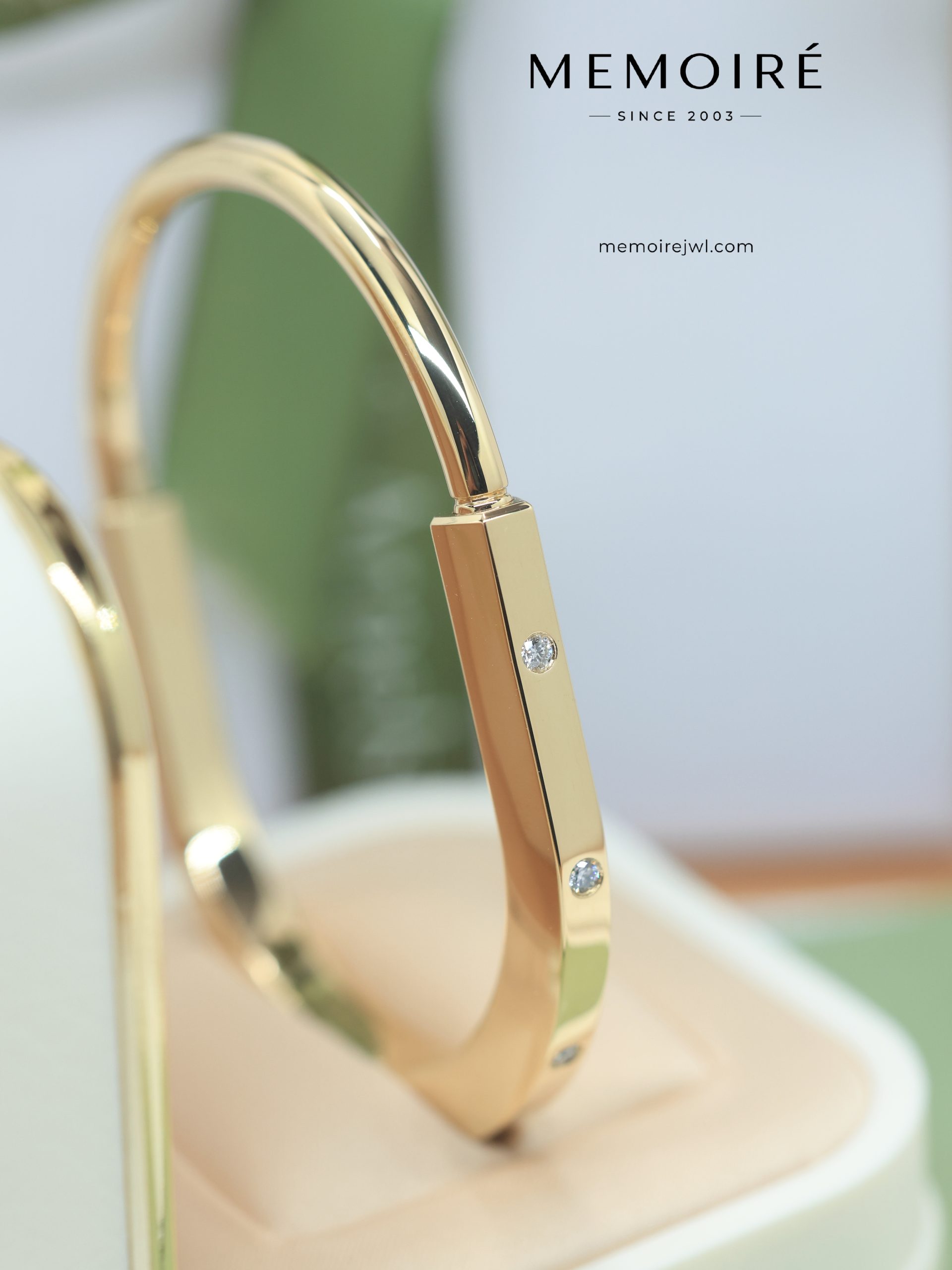MEMOIRÉ Yellow Gold Wide 8-Diamond Lock U-Shaped Bangle - Image 5