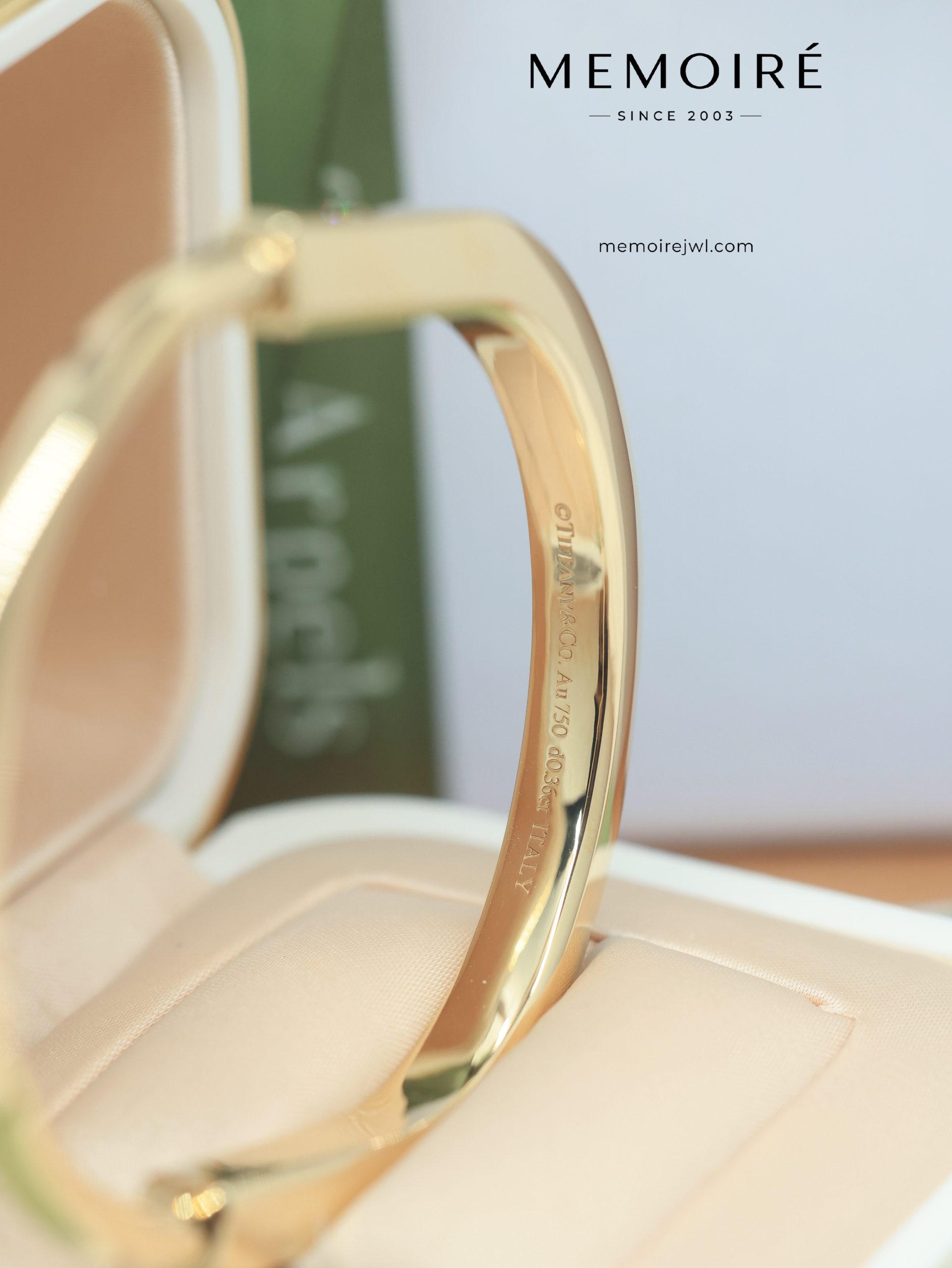 MEMOIRÉ Yellow Gold Wide 8-Diamond Lock U-Shaped Bangle - Image 4