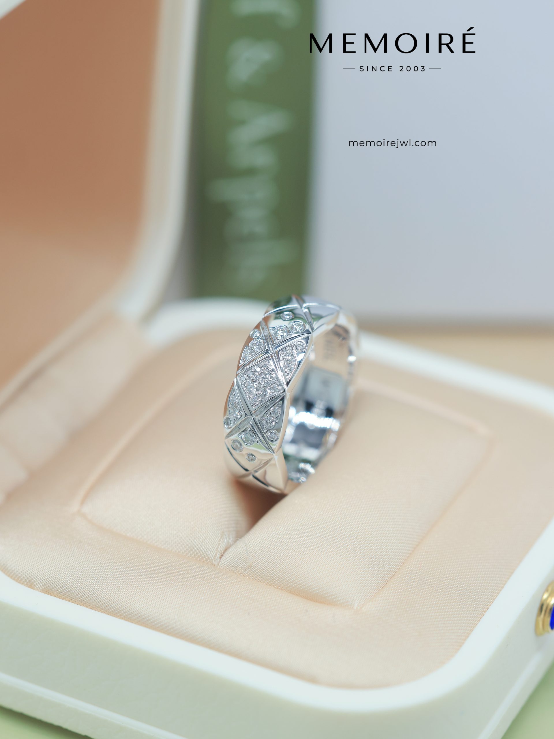 MEMOIRÉ White Gold Wide Diamond-Set Quilted Ring