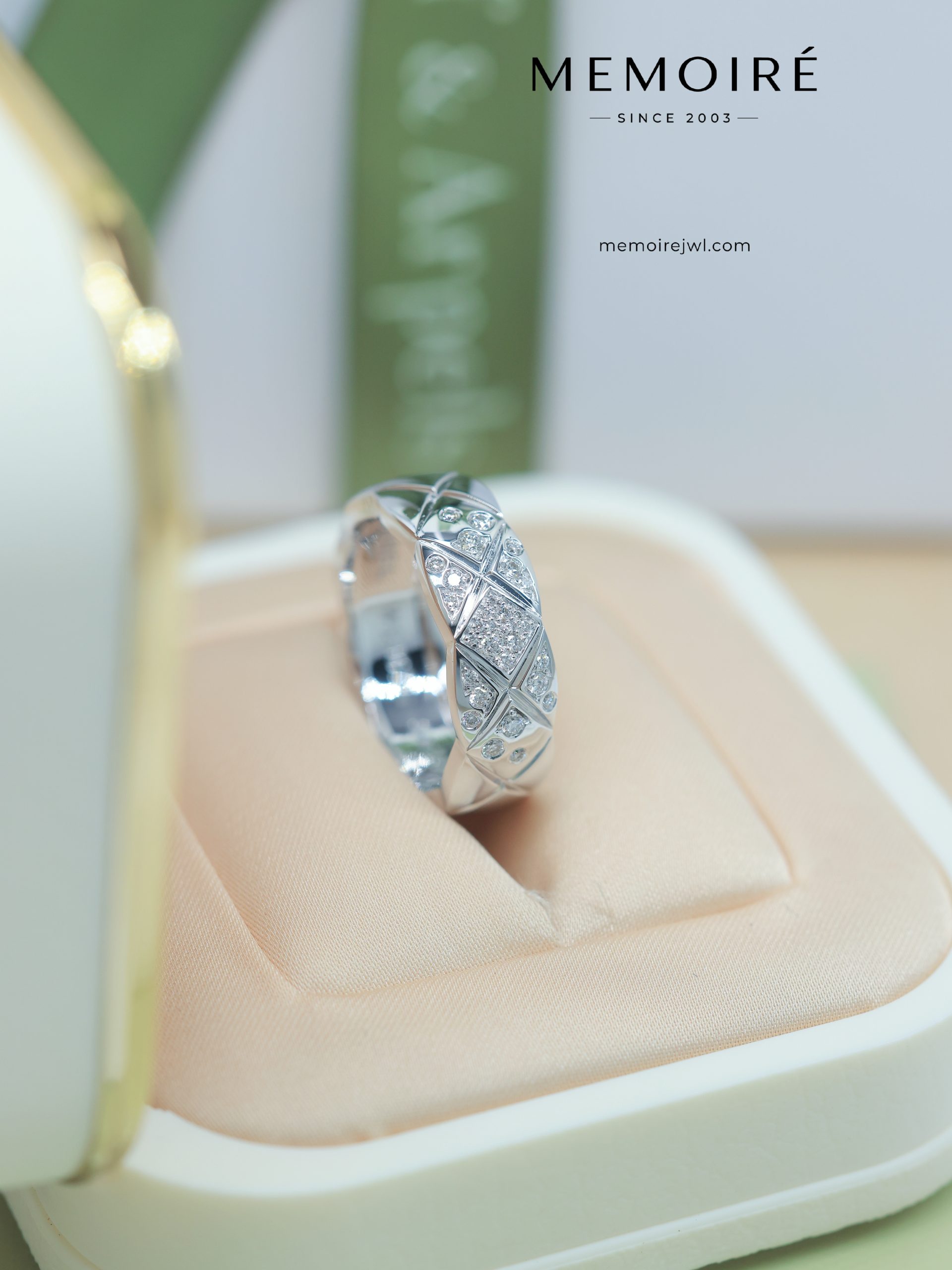 MEMOIRÉ White Gold Wide Diamond-Set Quilted Ring - Image 3