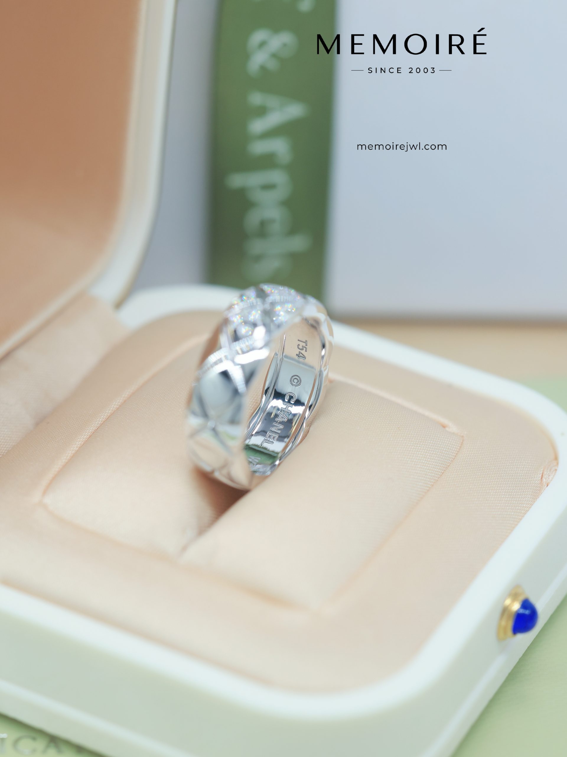 MEMOIRÉ White Gold Wide Diamond-Set Quilted Ring - Image 4