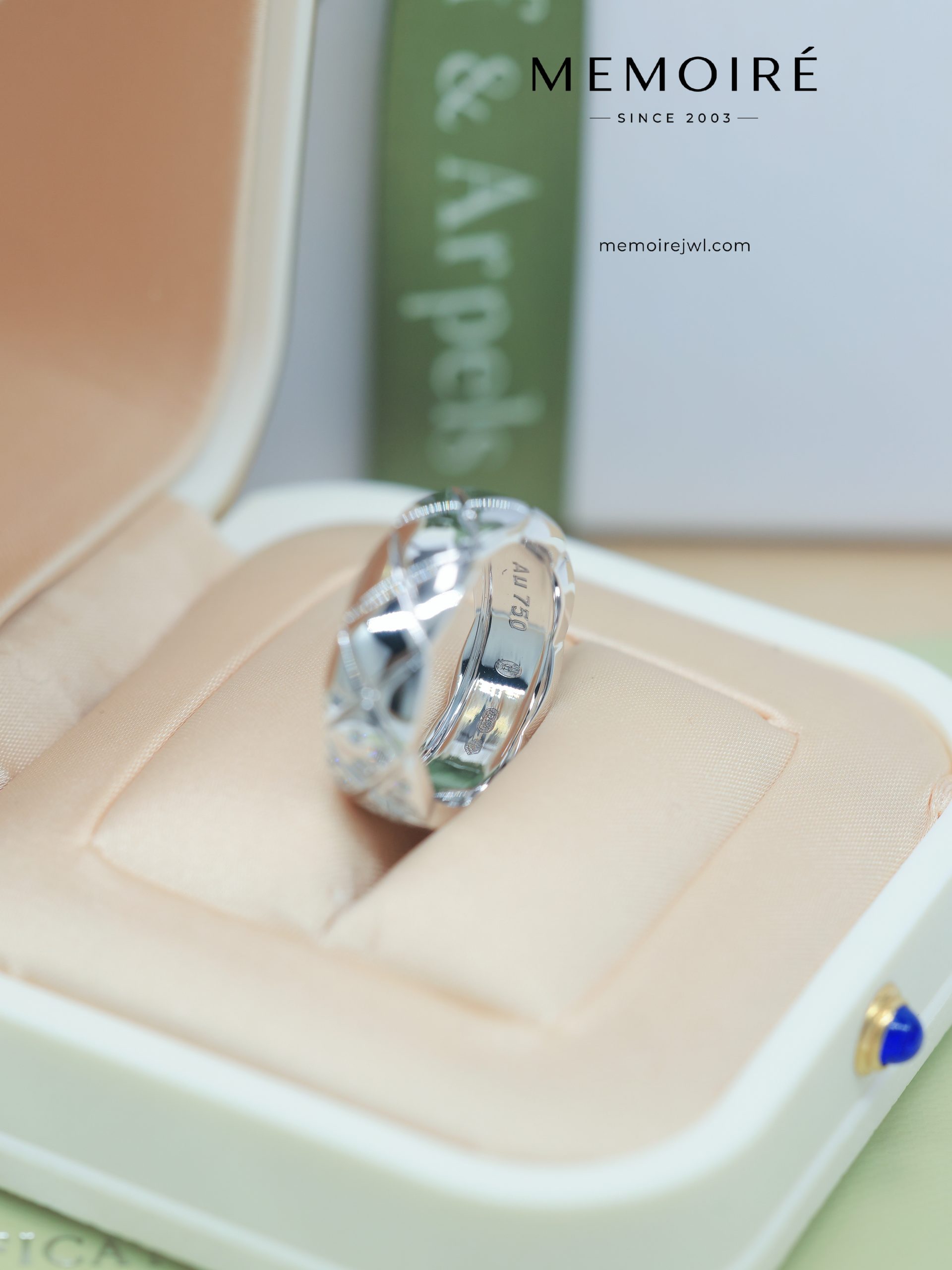 MEMOIRÉ White Gold Wide Diamond-Set Quilted Ring - Image 5