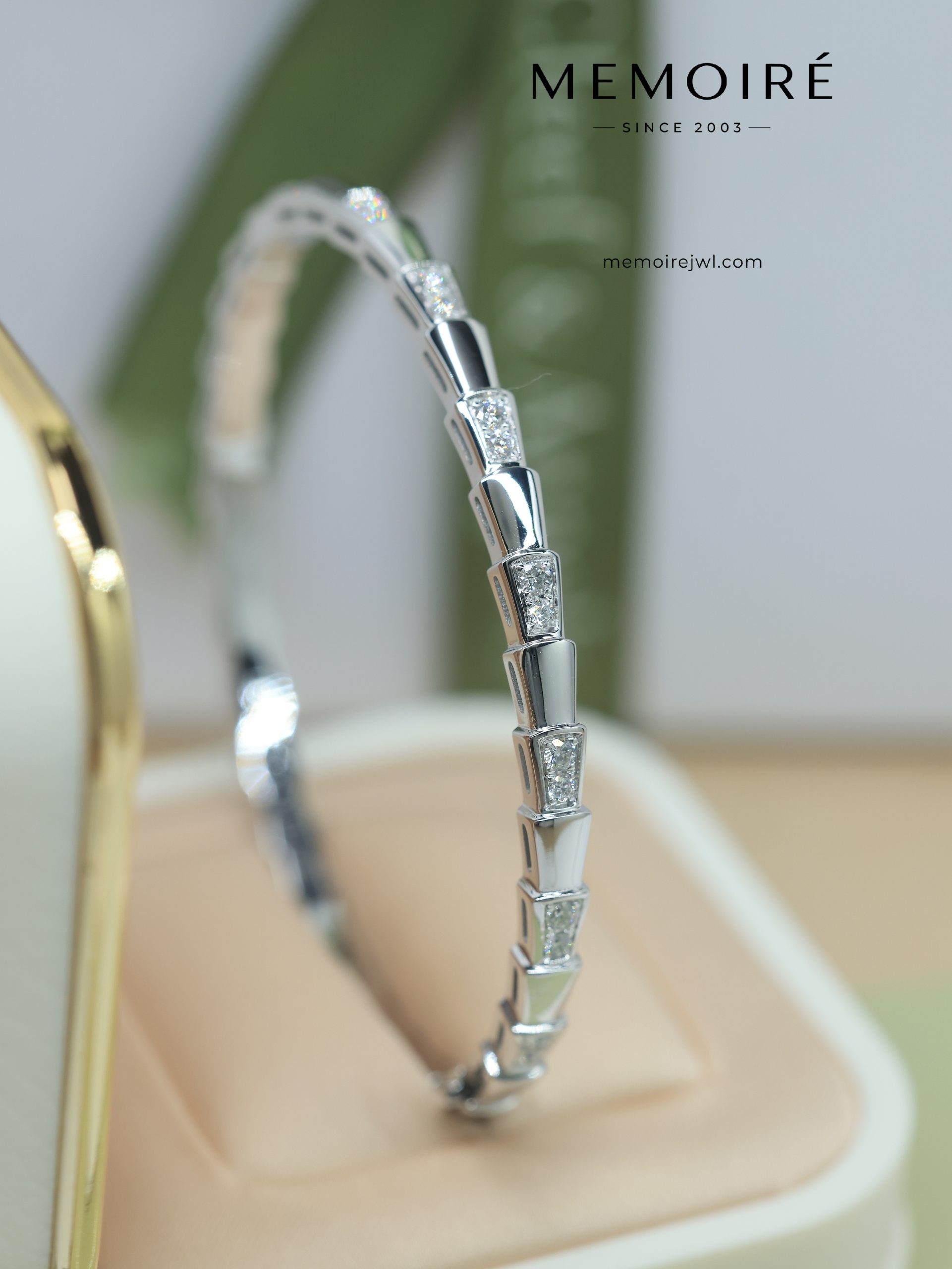 MÉMOIRÉ Snake Link Pave Diamond 18K White Gold Open Bangle - Image 3