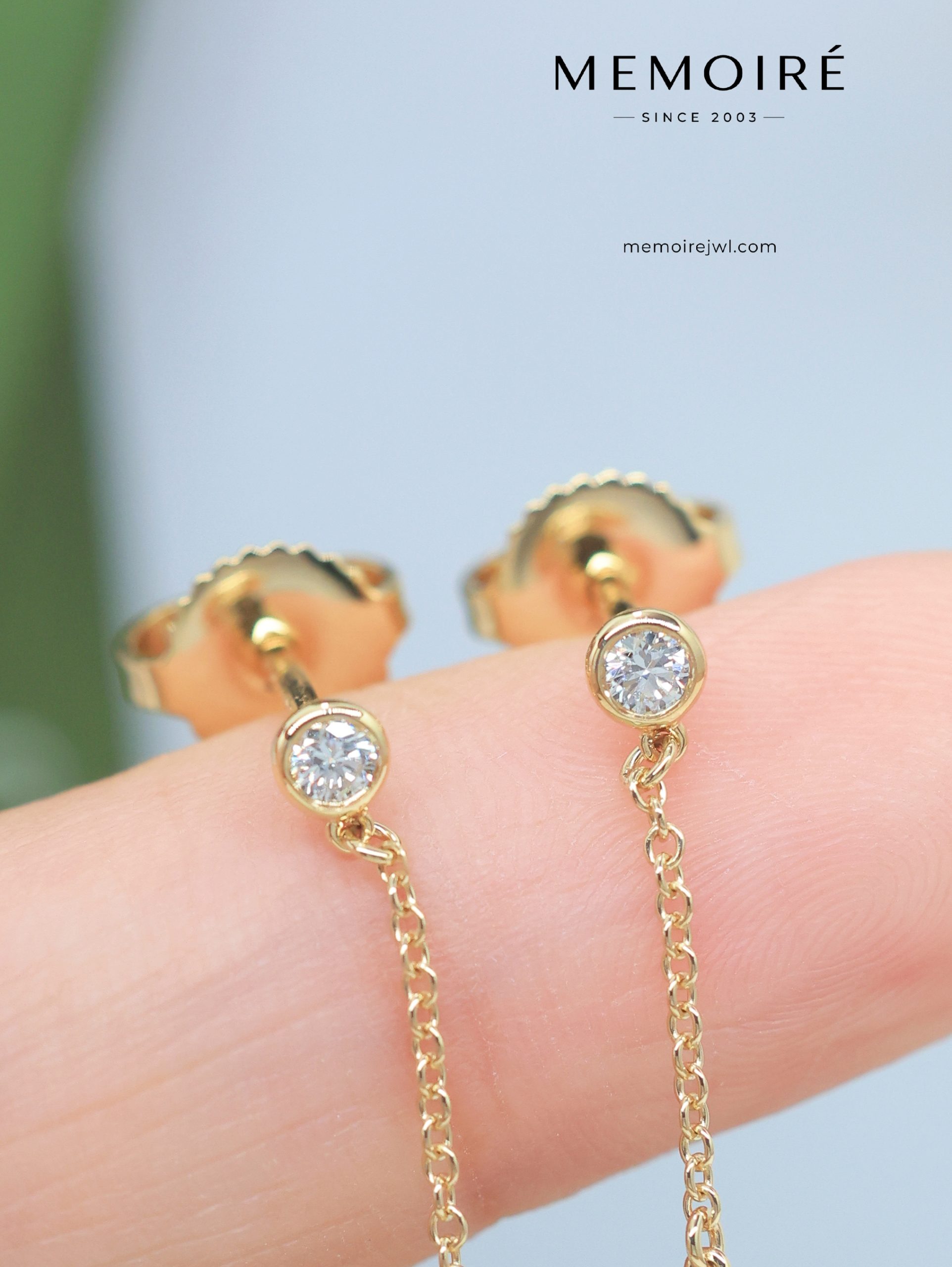 MEMOIRÉ Yellow Gold 3-Stone 0.05ct Each Diamond Drop Earrings - Image 4