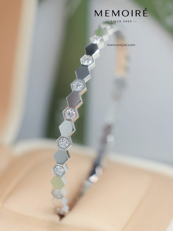 MEMOIRÉ Platinum Honeycomb Alternating Diamond Bangle
