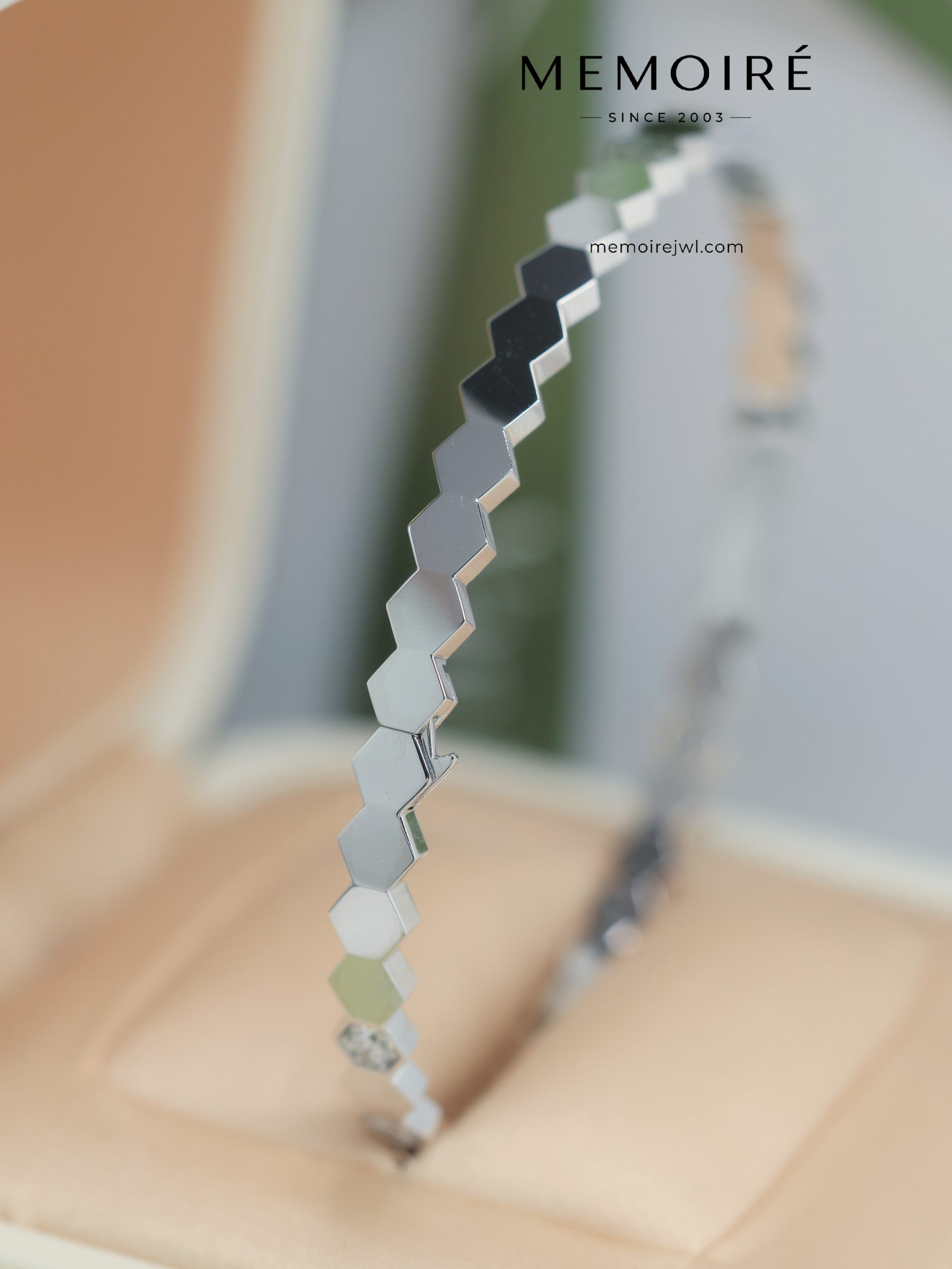 MEMOIRÉ Platinum Honeycomb Alternating Diamond Bangle - Image 4