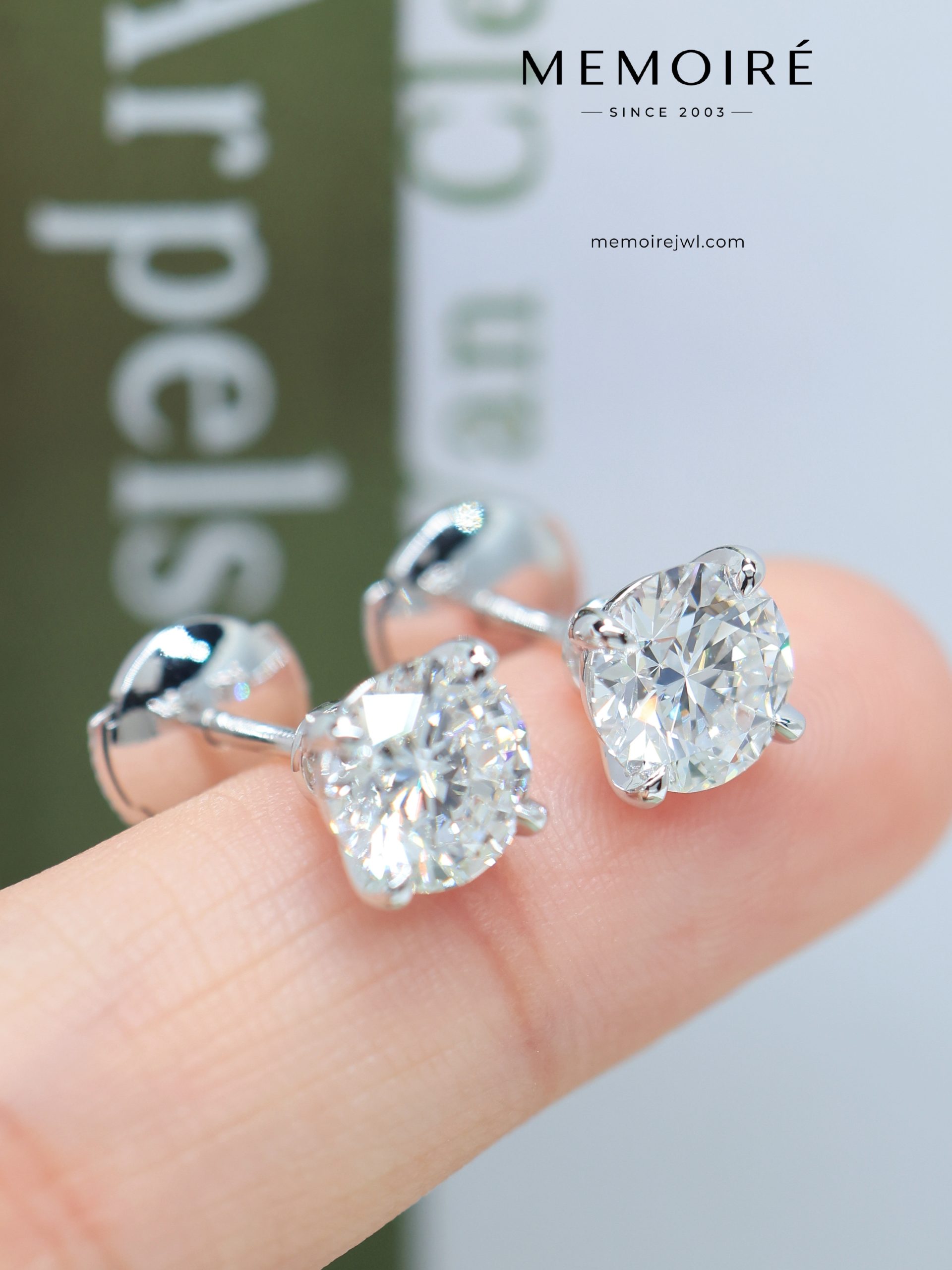 MÉMOIRÉ 18K White Gold Three Stone Round Diamond Ring - Image 3