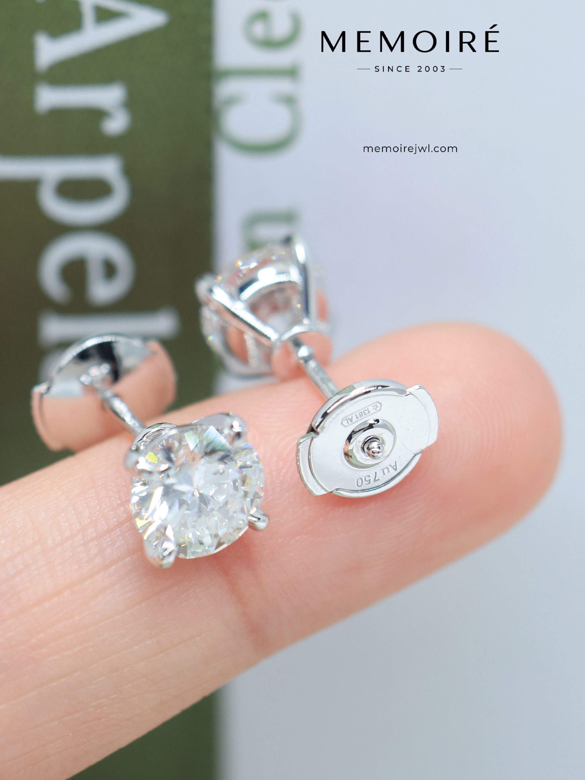 MÉMOIRÉ 18K White Gold Three Stone Round Diamond Ring - Image 5