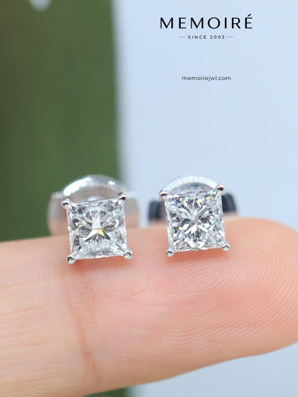MÉMOIRÉ 18K White Gold Four-Prong Round Brilliant Solitaire Screw Back Diamond Stud Earrings