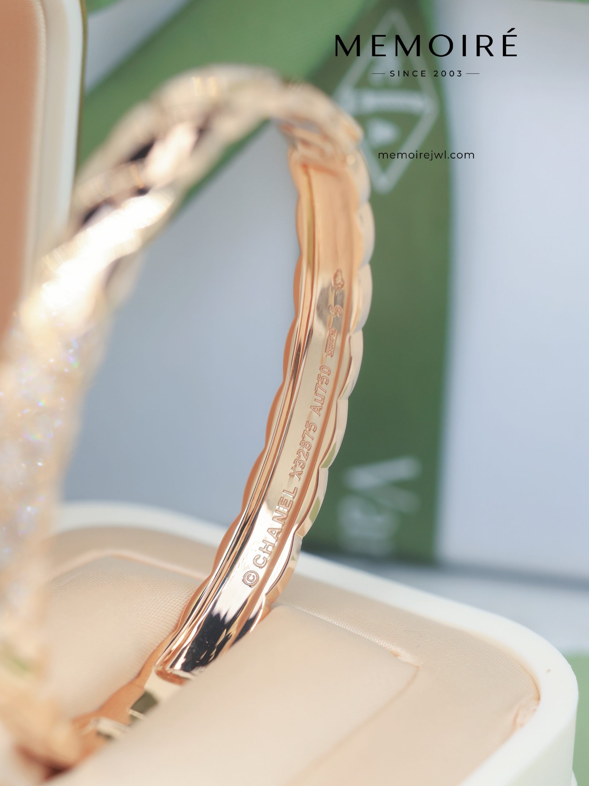 MEMOIRÉ Rose Gold Wide Diamond-Set Quilted Bangle - Image 5