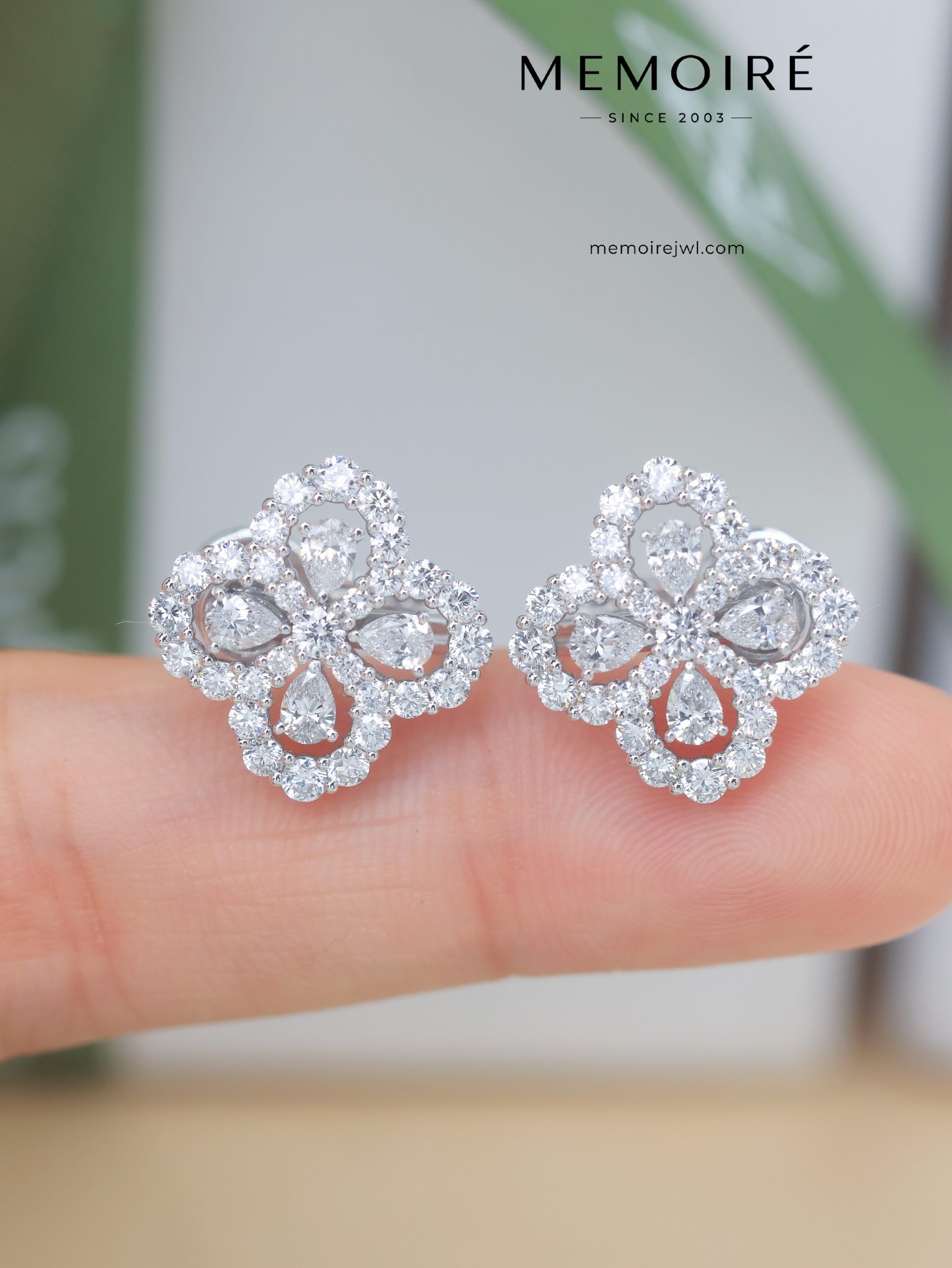 MEMOIRÉ White Gold Medium Loop Diamond Earrings