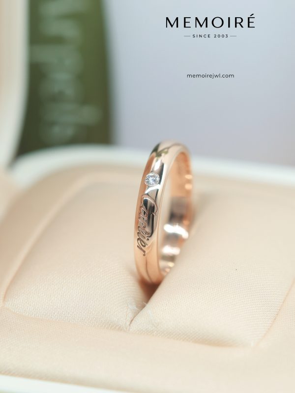 MÉMOIRÉ 18K Rose Gold Minimal Engraved Diamond Ring