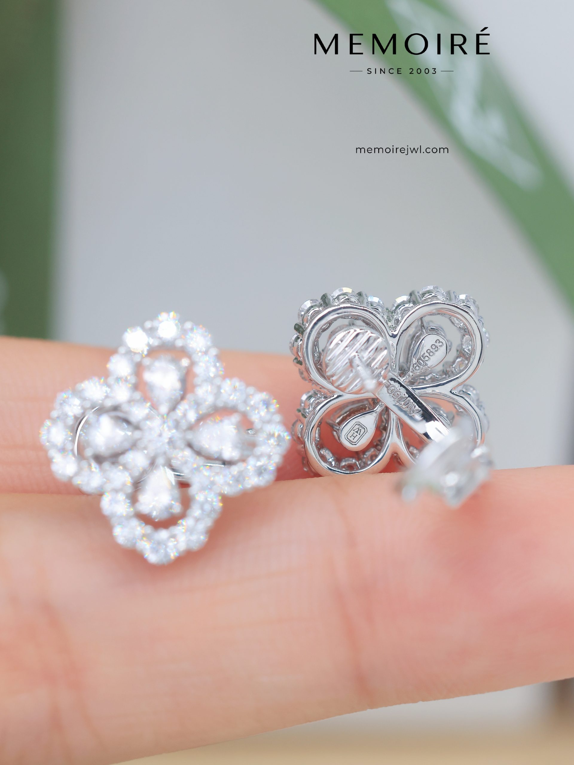 MEMOIRÉ White Gold Medium Loop Diamond Earrings - Image 5