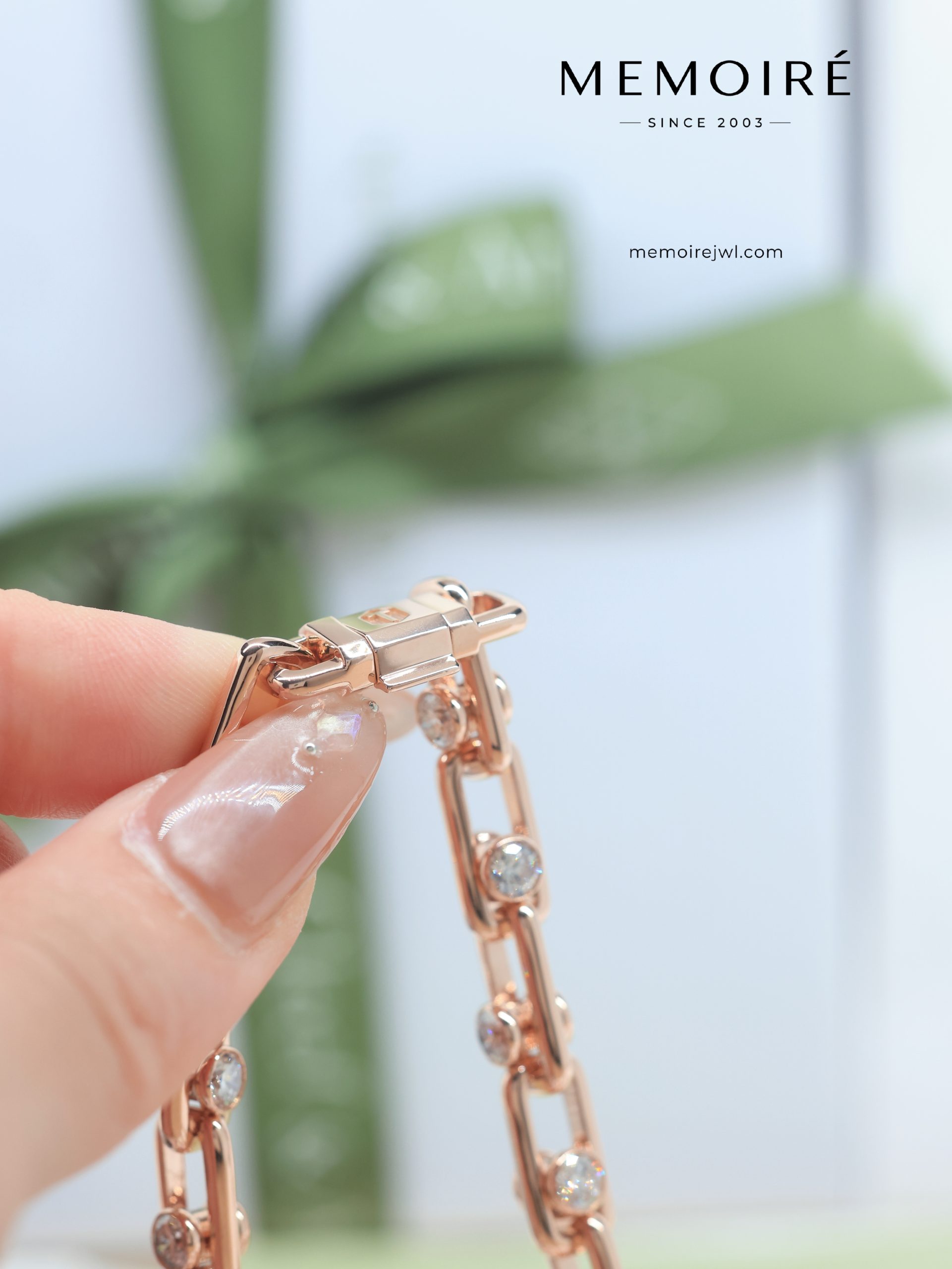 MEMOIRÉ Large U-Link Floating Diamond Necklace in Rose Gold - Image 3