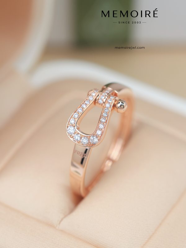 MEMOIRÉ Rose Gold Wide Full-Pave Horseshoe Buckle Ring
