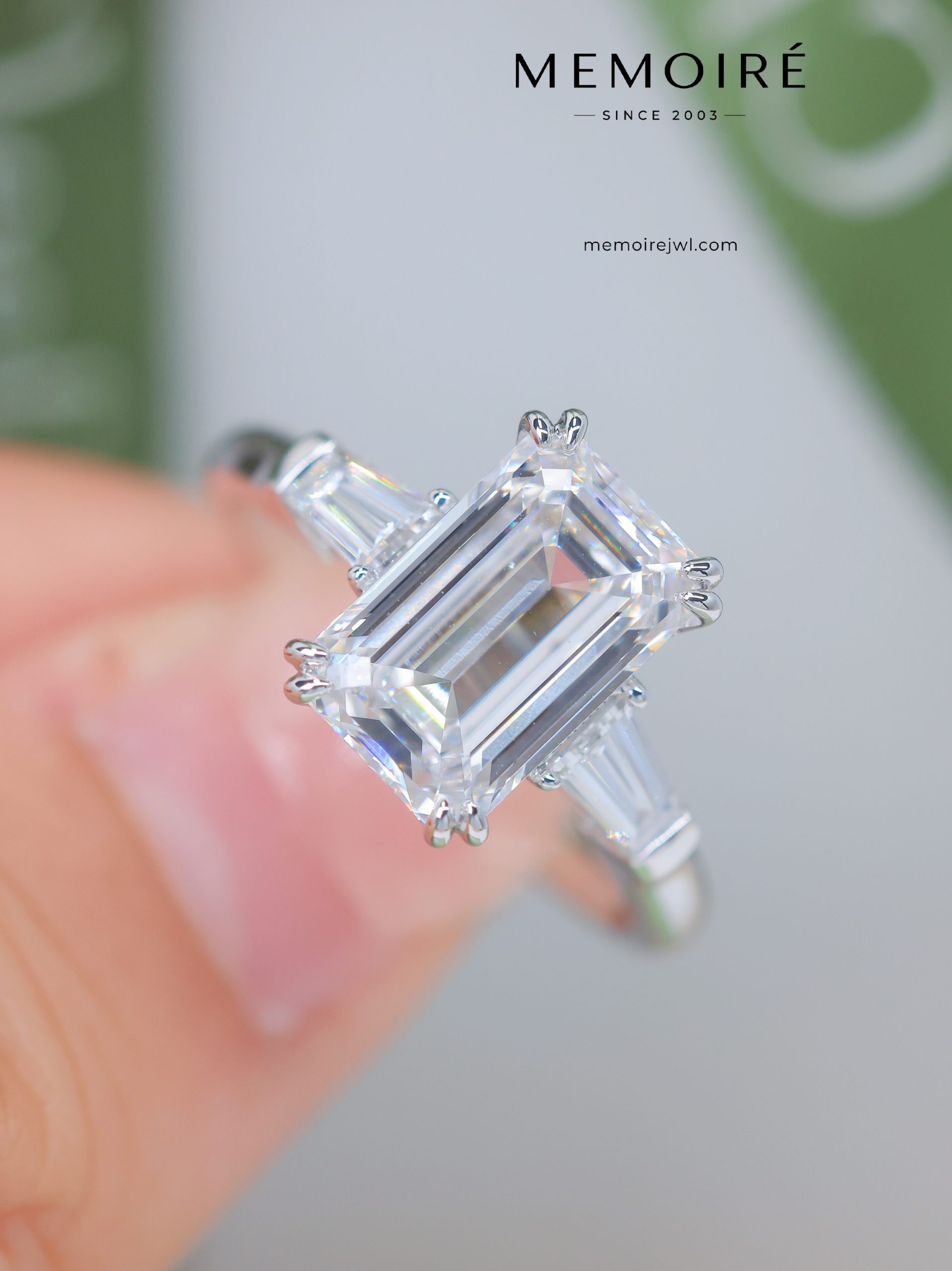 MÉMOIRÉ 18K White Gold Emerald Three Stone Diamond Ring - Image 5