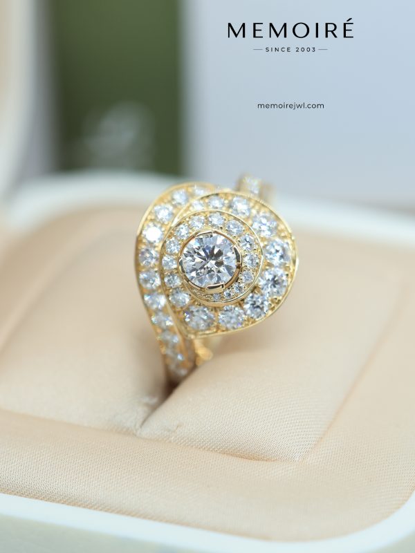 MÉMOIRÉ 18K Gold Pear Shape Multi-Halo Cocktail Diamond Ring