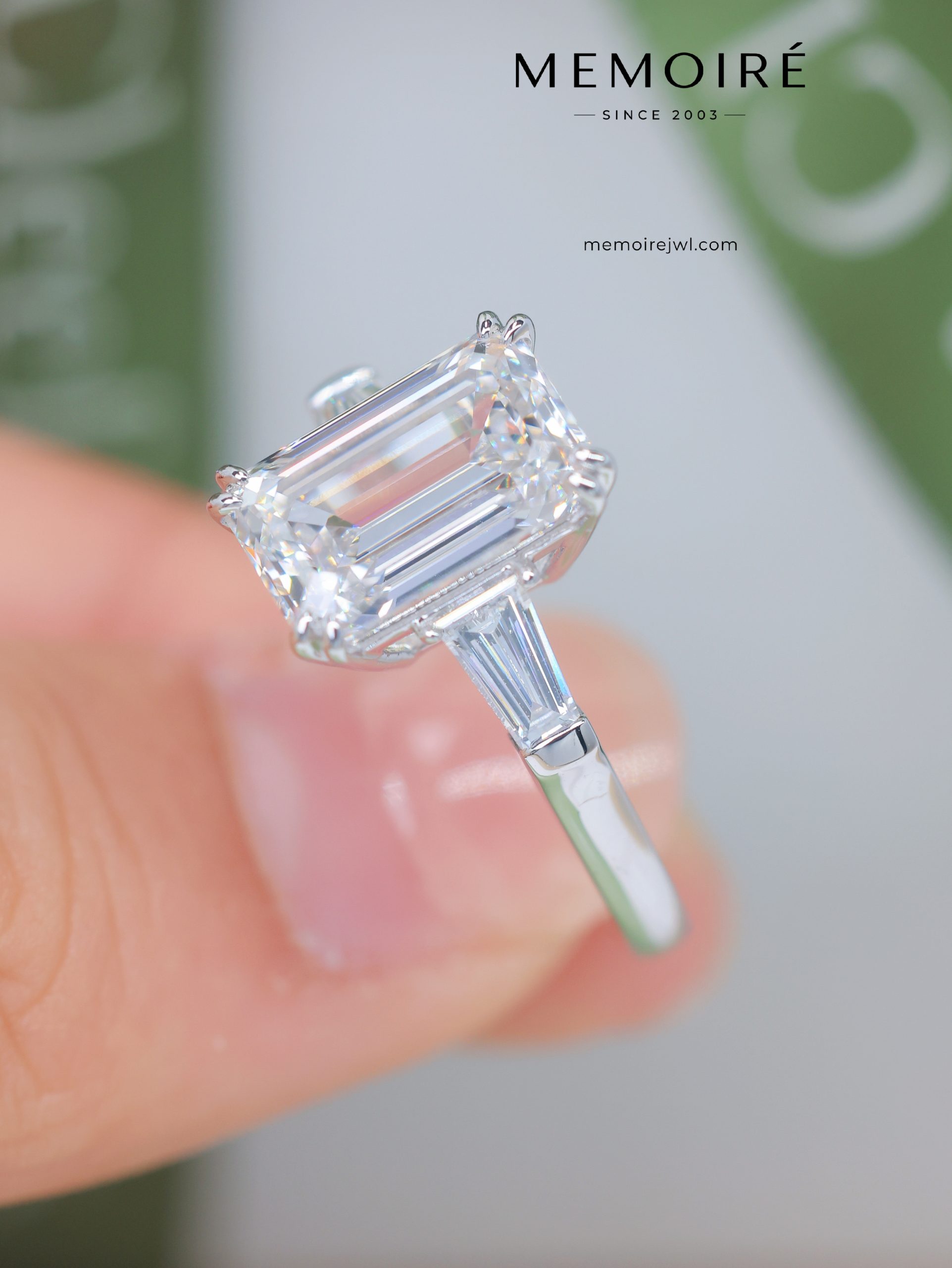MÉMOIRÉ 18K White Gold Emerald Three Stone Diamond Ring - Image 4