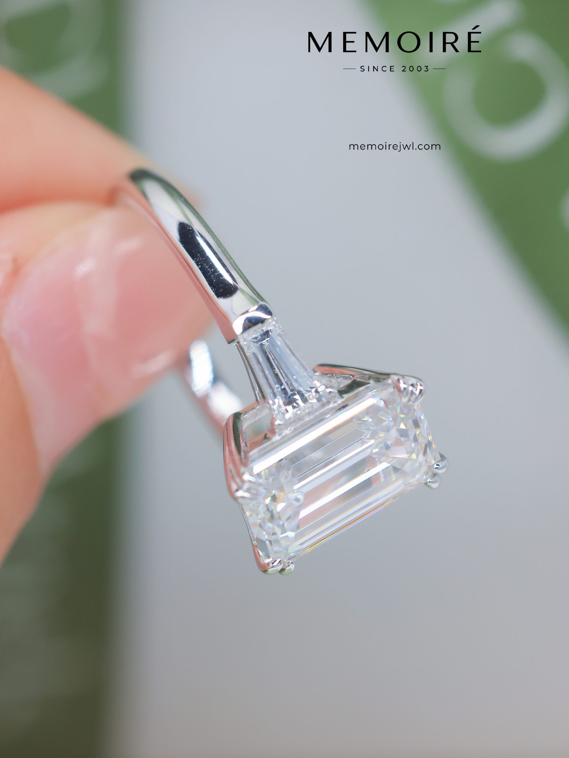 MÉMOIRÉ 18K White Gold Emerald Three Stone Diamond Ring - Image 3