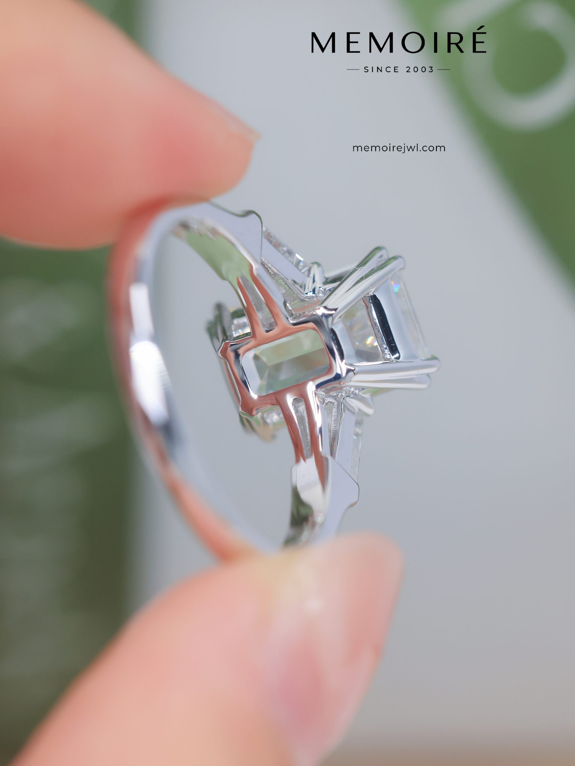 MÉMOIRÉ 18K White Gold Emerald Three Stone Diamond Ring