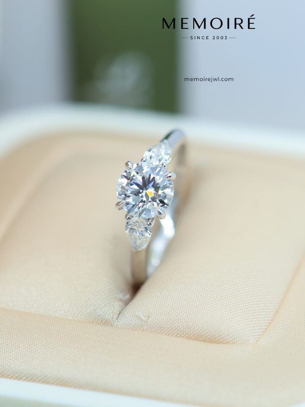 MÉMOIRÉ 18K White Gold Oval Halo Pave Shank Engagement Diamond Ring